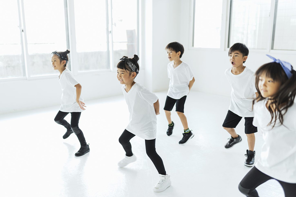 ダンススタジオで踊るダンサーの撮影事例